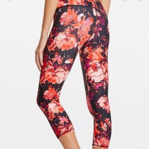 Fabletics Mid-Rise Capri Leggings Size: M
